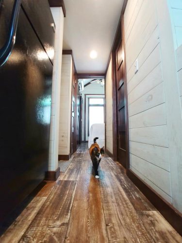 CreekFire Motor Ranch (Savannah, GA) - Hallway in Cabin 01