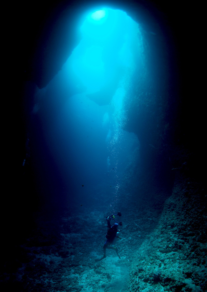 Глубина жуткий. Голубая дыра в Дахабе. Подводная пещера голубая дыра. Океаны. Глубина. Глубина океана страшная.